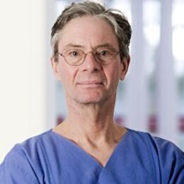 Dr. Schmidt, Anästhesist, Narkosearzt